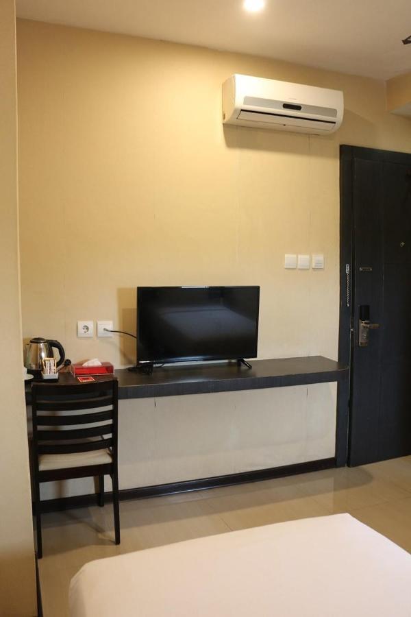 Crew Express Hotel Lubukpakam Exterior photo