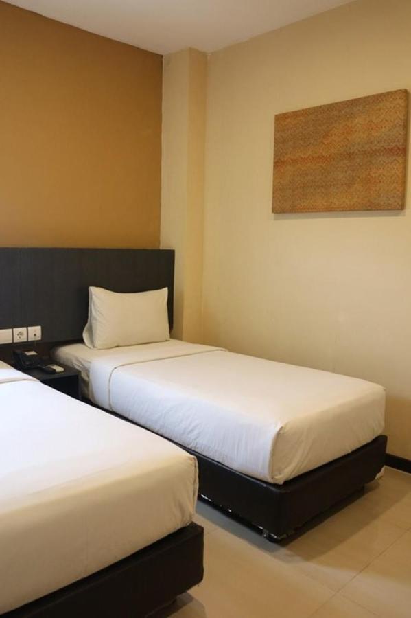 Crew Express Hotel Lubukpakam Exterior photo