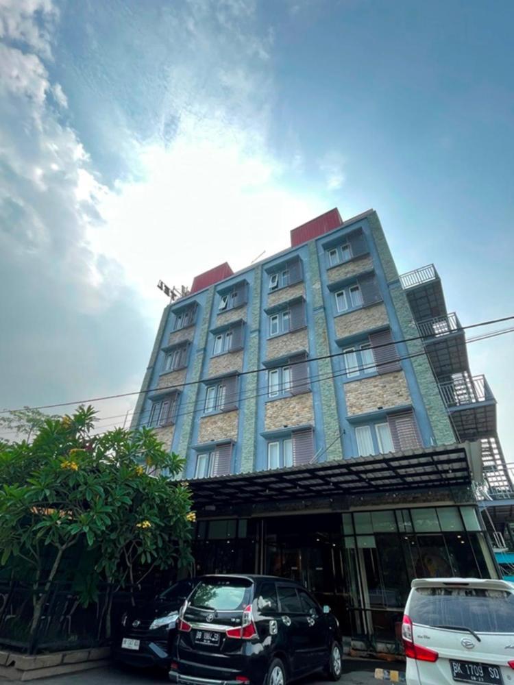 Crew Express Hotel Lubukpakam Exterior photo