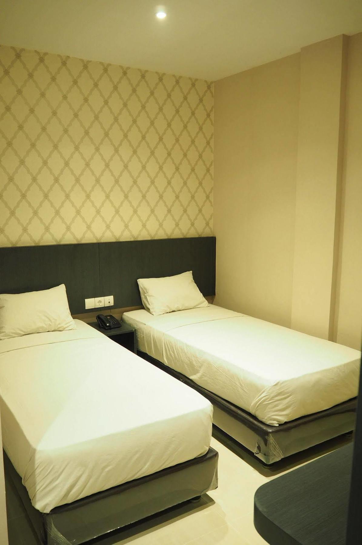 Crew Express Hotel Lubukpakam Exterior photo
